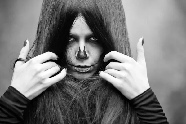 Femme monstre. Maquillage sombre créatif, idée conceptuelle pour Halloween . — Photo