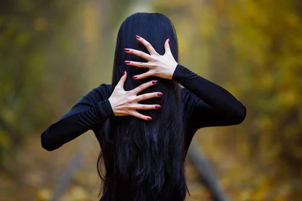 Femme monstre. Maquillage sombre créatif, idée conceptuelle pour Halloween . — Photo