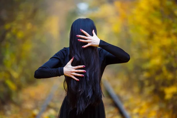 kadın canavar. Yaratıcı koyu makyaj, Cadılar Bayramı için kavramsal fikir.