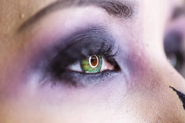 Closeup macro de olho verde com maquiagem brilhante — Fotografia de Stock