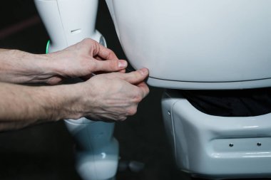 Modern beyaz fütüristik insansı robot yakın atış. 