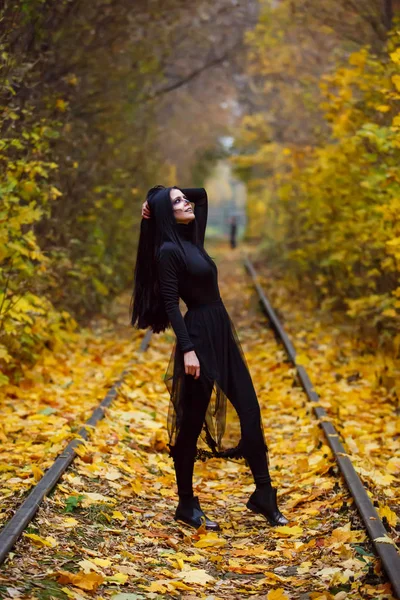 Jeune femme habillée costume d'Halloween dans la forêt d'automne — Photo