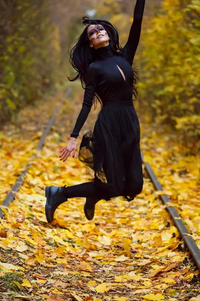 Νεαρή γυναίκα ντυμένη κοστούμι αποκριών σε Φθινοπωρινό δάσος — Φωτογραφία Αρχείου