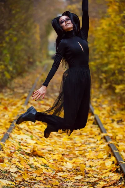 Νεαρή γυναίκα ντυμένη κοστούμι αποκριών σε Φθινοπωρινό δάσος — Φωτογραφία Αρχείου