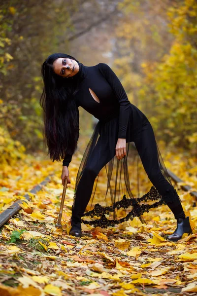 Mladá žena oblékla kostým halloween v podzimním lese — Stock fotografie