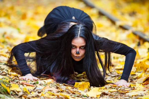 Mladá žena oblékla kostým halloween v podzimním lese — Stock fotografie