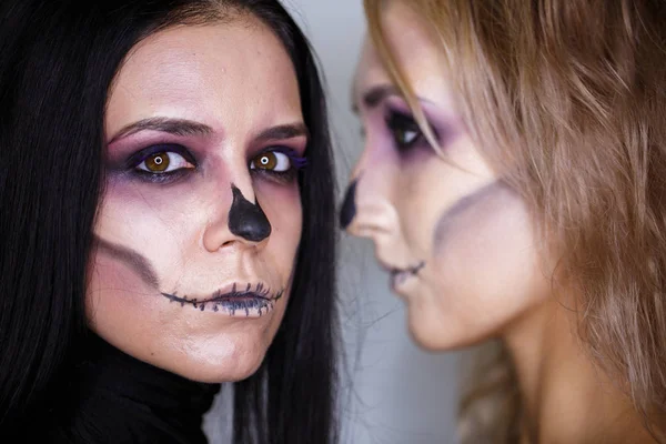 Halloween-Make-up. zwei junge Mädchen von Angesicht zu Angesicht, einander gegenüber. — Stockfoto