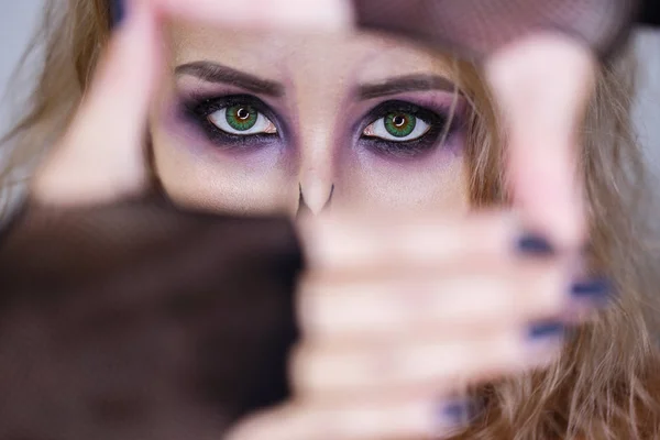 Retrato de uma bela jovem com maquiagem brilhante e olhos roxos pronunciados . — Fotografia de Stock