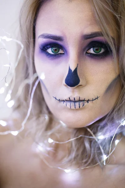 Портрет красивой молодой женщины с ярким макияжем и ярко выраженными фиолетовыми глазами . — стоковое фото