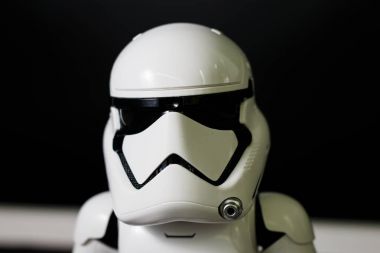 Modern beyaz fütüristik insansı robot yakın atış