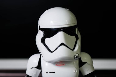 Modern beyaz fütüristik insansı robot yakın atış