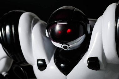 Modern beyaz fütüristik insansı robot yakın atış