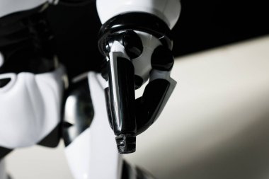 Modern beyaz fütüristik insansı robot yakın atış