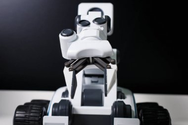 Modern beyaz fütüristik insansı robot yakın atış