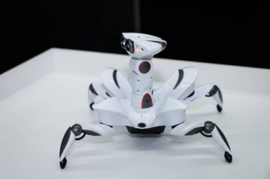 Modern beyaz fütüristik insansı robot atış kapatın. Beyaz örümcek robot yakın çekim