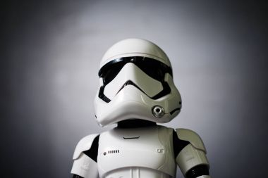 Modern beyaz fütüristik insansı robot yakın atış