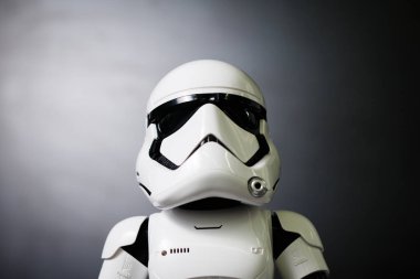 Modern beyaz fütüristik insansı robot yakın atış