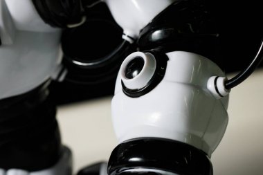 Modern beyaz fütüristik insansı robot yakın atış