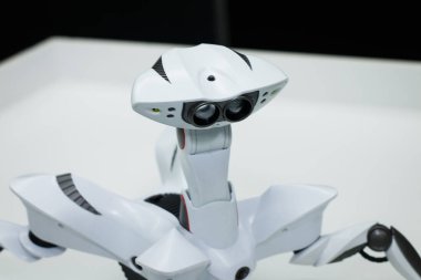 Modern beyaz fütüristik insansı robot atış kapatın. Beyaz örümcek robot yakın çekim