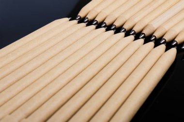  kalemler koyu siyah arka plan üzerine bir sürü dalga tasarım. 