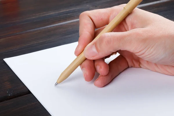 El kağıt kalem bileşimi ile beyaz listesi üzerinde yazıyor. Tasarım kadar alay