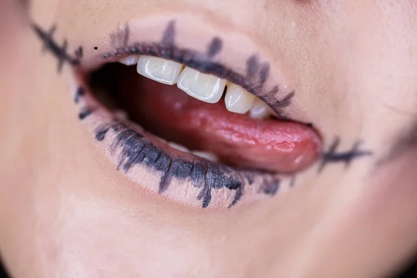 Labios sexys, lengua fuera. Halloween. — Foto de Stock