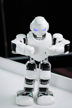Kazan, Rusya - March2018: Küçük robot insan yüzü ve vücudu - insansı. Yapay zeka