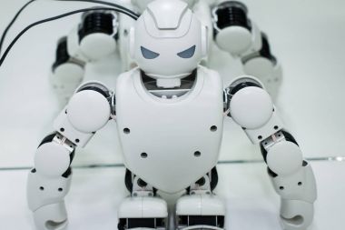 Kazan, Rusya - March2018: Küçük robot insan yüzü ve vücudu - insansı. Yapay zeka