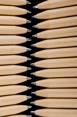 Sığ odak görünümünü yeni kalem kalemler koyu siyah arka plan üzerinde görülen bir yakın çekim resmin. yukarı alay