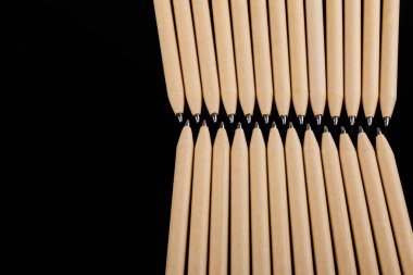 Sığ odak görünümünü yeni kalem kalemler koyu siyah arka plan üzerinde görülen bir yakın çekim resmin. yukarı alay