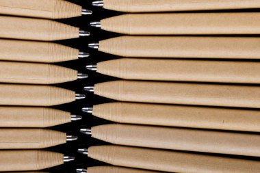 Sığ odak görünümünü yeni kalem kalemler koyu siyah arka plan üzerinde görülen bir yakın çekim resmin. yukarı alay