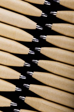 Sığ odak görünümünü yeni kalem kalemler koyu siyah arka plan üzerinde görülen bir yakın çekim resmin. yukarı alay