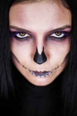 genç güzel kadın ile koyu parlak yapmak için fotoğraf makinesi ararken portresi.