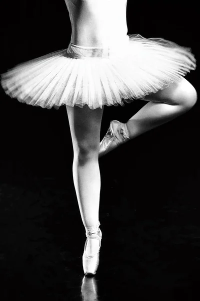 Beine aus Ballerina, Spitzenschuhe. Balletttänzer, Grazie, Flexibilität, Tanz.Ballerina, Spitzenschuhe, Tänze — Stockfoto