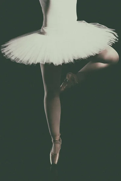 Benen van ballerina, Pointe-schoenen. balletdansers, genade, flexibiliteit, dancing.ballerina, pointe-schoenen, dansen — Stockfoto