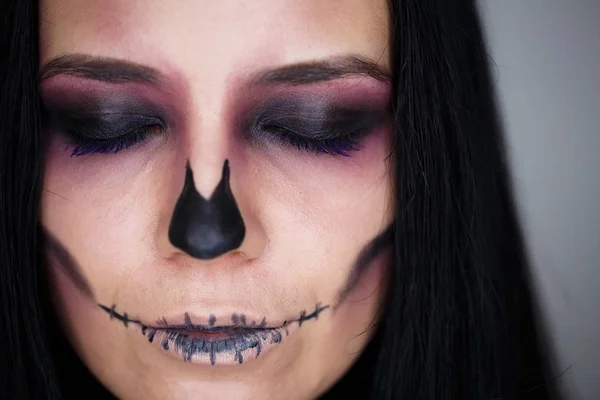 Portrait of young pretty woman looking to the camera with dark bright make up. — Stock Photo, Image