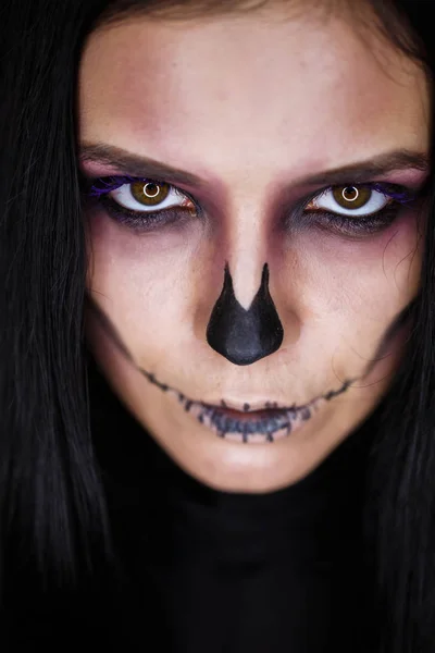 Retrato de la joven mujer bonita mirando a la cámara con oscuro maquillaje brillante . — Foto de Stock