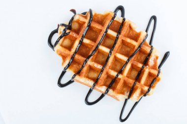 Beyaz arka plan üzerinde izole çikolata ile Belçika waffle izole 