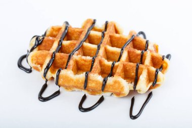 Beyaz arka plan üzerinde izole çikolata ile Belçika waffle izole 