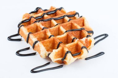 Beyaz arka plan üzerinde izole çikolata ile Belçika waffle izole 