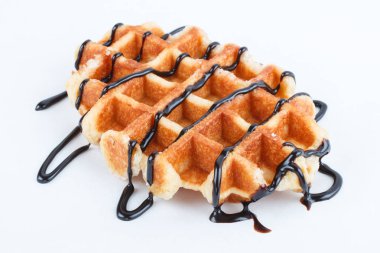 Beyaz arka plan üzerinde izole çikolata ile Belçika waffle izole 