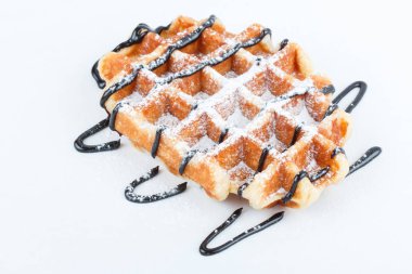 Beyaz arka plan üzerinde izole çikolata ile Belçika waffle izole 
