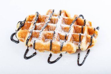 Beyaz arka plan üzerinde izole çikolata ile Belçika waffle izole 