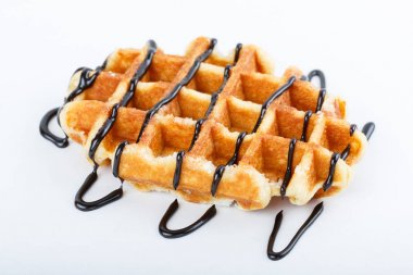 Beyaz arka plan üzerinde izole çikolata ile Belçika waffle izole 