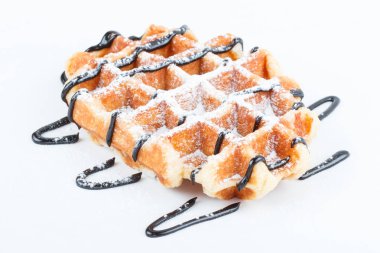 Beyaz arka plan üzerinde izole çikolata ile Belçika waffle izole 