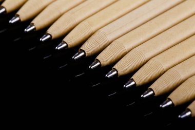 Makro fotoğraf, kullanılan tükenmez kalem ucu, siyah beyaz resim yakından. Tasarım kadar alay.