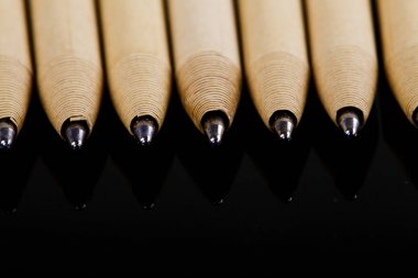 Makro fotoğraf, kullanılan tükenmez kalem ucu, siyah beyaz resim yakından. Tasarım kadar alay.