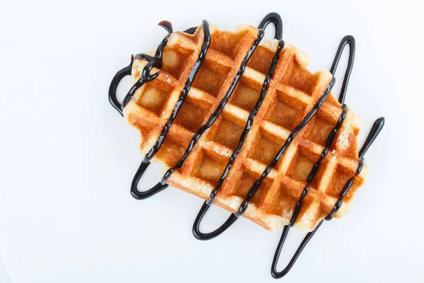 Gofres belgas aislados con chocolate aislado sobre fondo blanco —  Fotos de Stock