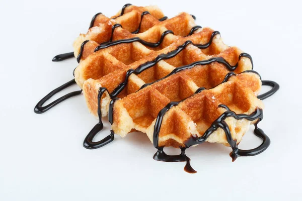 Beyaz arka plan üzerinde izole çikolata ile Belçika waffle izole 