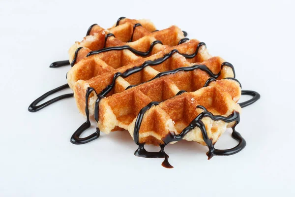 Waffles belgas isolados com chocolate isolado sobre fundo branco — Fotografia de Stock